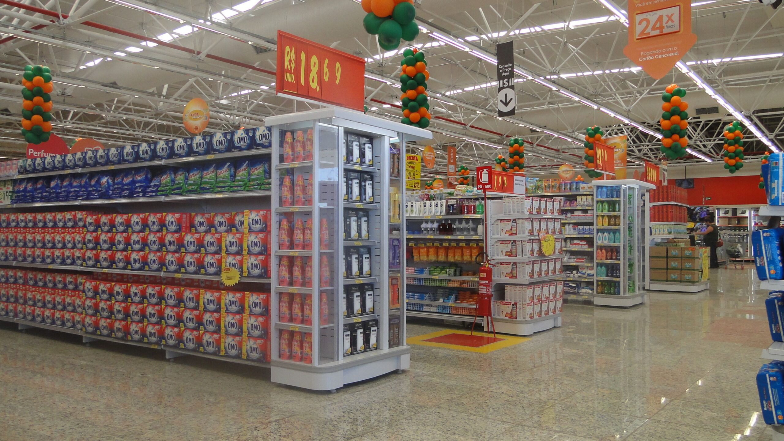 Gôndolas para Hipermercados - Ponta de 3 faces. | Loja de conveniência,  Hipermercados, Supermercados