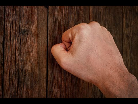 TEM ALGUÉM BATENDO EM SUA PORTA - YouTube