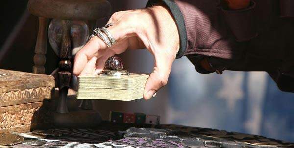 Como jogar baralho cigano? Confira o passo a passo