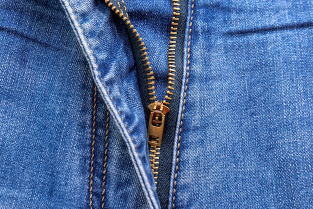Close up de um zíper meio aberto em uma calça jeans. textura macro jeans |  Foto Premium
