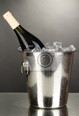 Garrafa de vinho no balde de gelo no fundo preto cartazes para a parede •  posters rima, desarrolhar, espumante | myloview.com.br